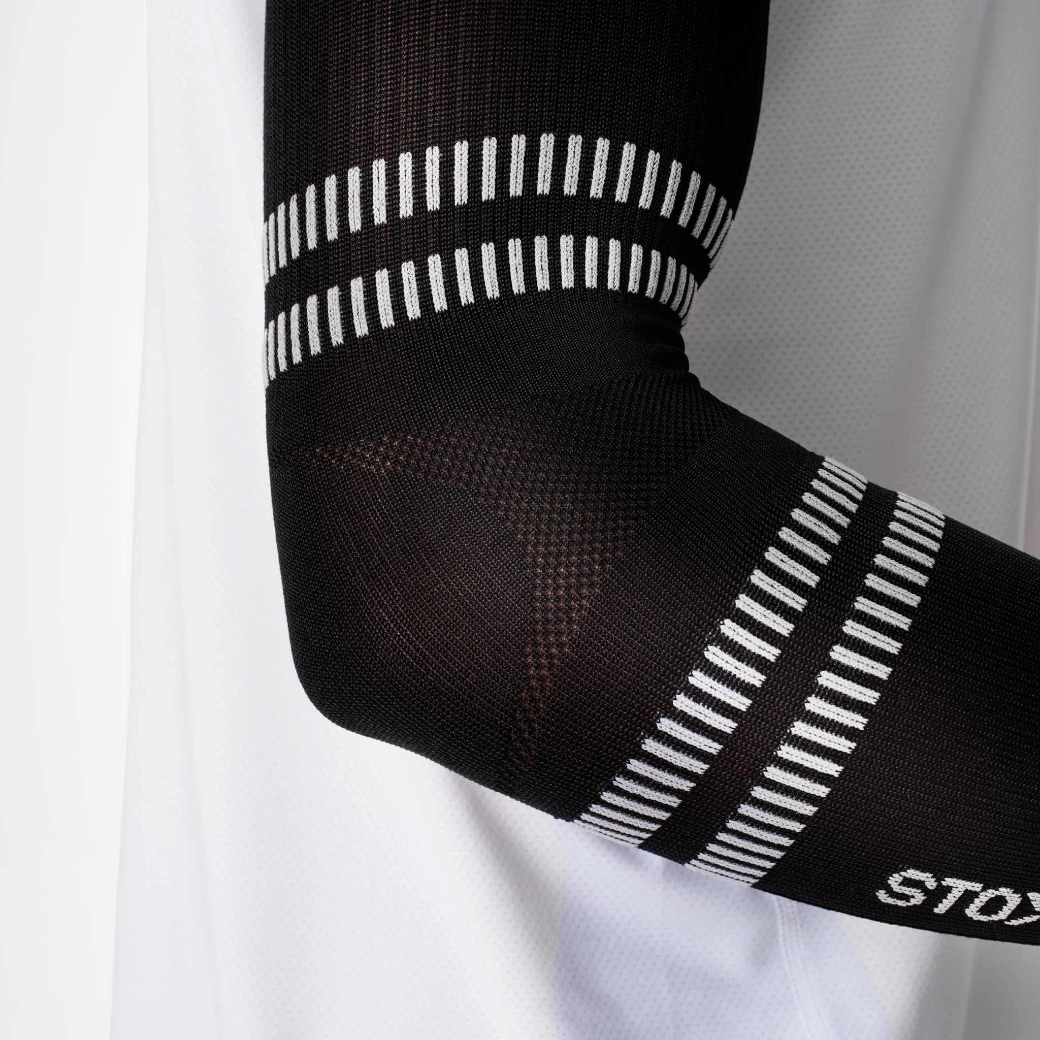 Running Arm Sleeves Unisex | Black / Light Grey - Image 4